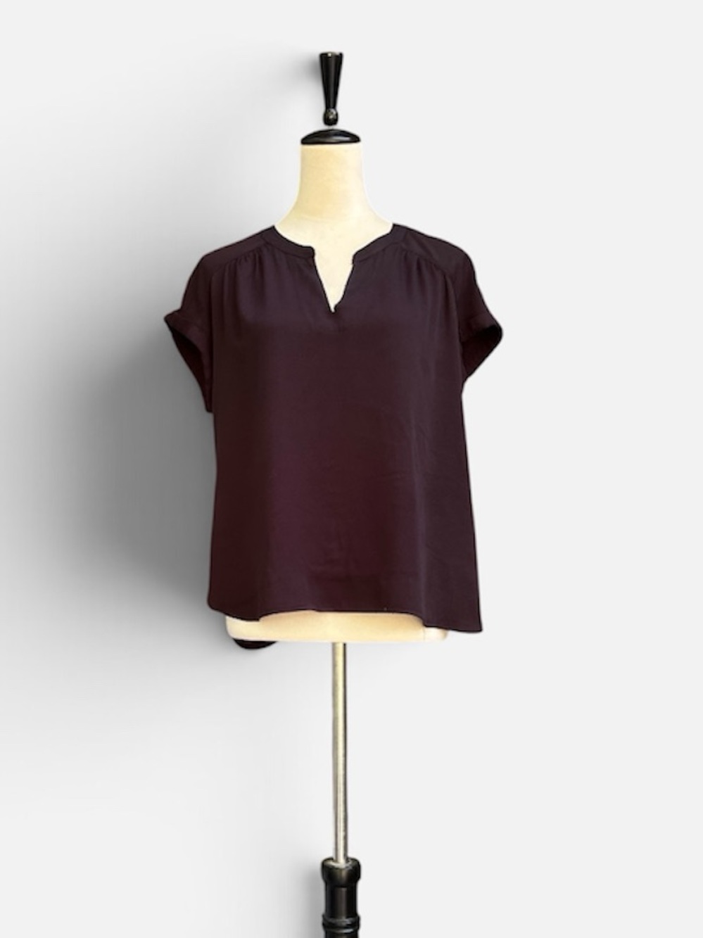 Rose & Olive Split V-Neck Short Sleeve Blouse in Black Sz Medium